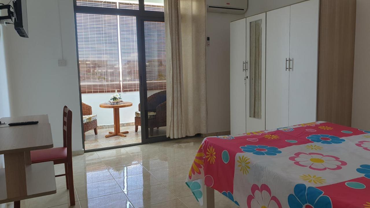 Chez Johnny Apartment Grand Baie Bagian luar foto