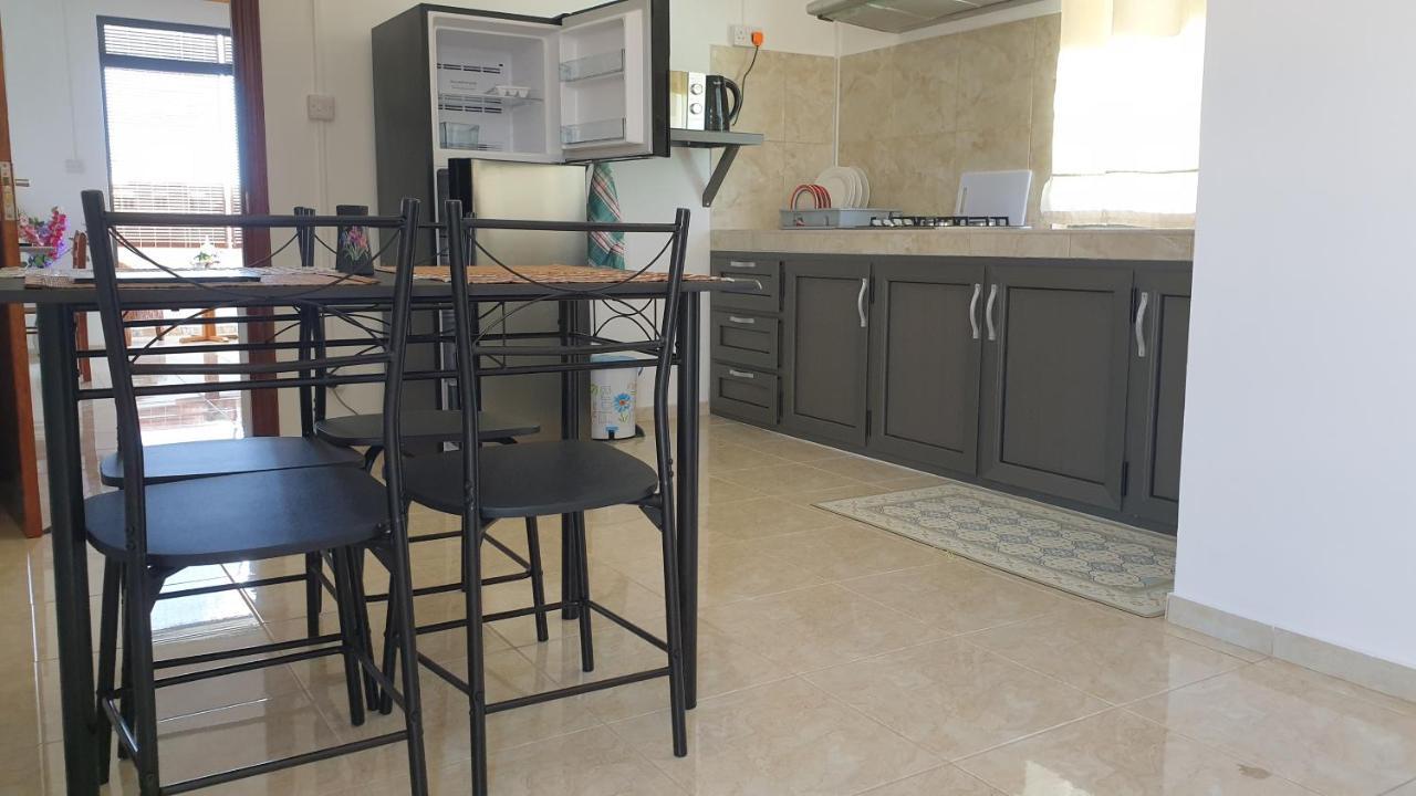 Chez Johnny Apartment Grand Baie Bagian luar foto